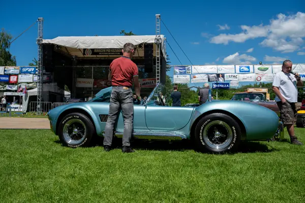 Světle modrá AC Cobra před pódiem
